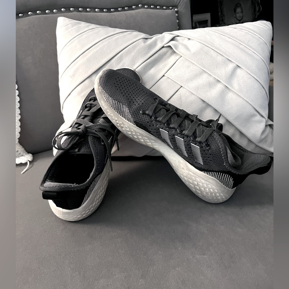 Men’s Sz 8.5 Adidas Black and White Athletic Shoes